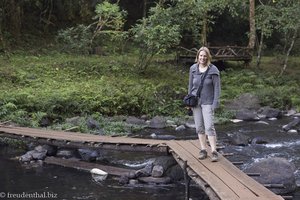 Anne beim Champ Pe-Wasserfall