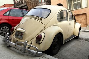 Käfer beim Parken aufgesetzt