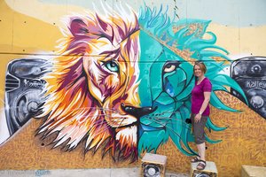 Anne und der Löwe in der Favela der Comuna 13 in Medellín.