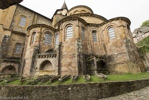 Steinsärge hinter der Abteikirche Sainte-Foy von Conques