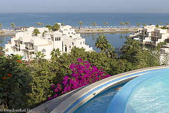 Pool wartet auf Sonnenuntergang - Rotana Resort