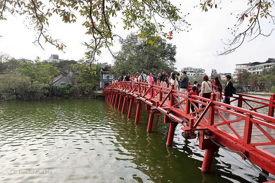 Rote Brücke zum Ngoc‑Son‑Tempel am Hoan‑Kiem‑See in Hanoi