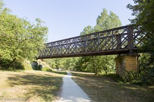 alte Eisenbahnbrücke beim Treidelpfad von Bouziès
