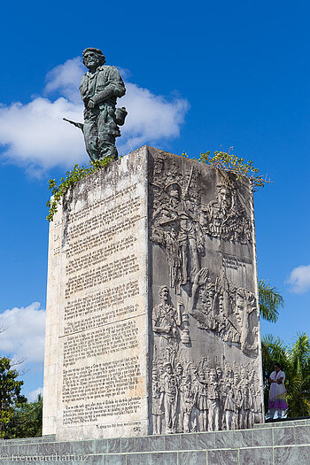 Der Abschiedsbrief vor dem Monument von Che Guevara