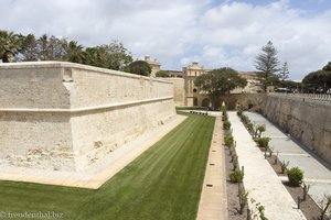 Grüner Rasen im Trockengraben rund um Mdina