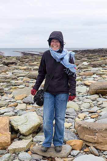 Anne auf dem Weg zum Brough of Birsay