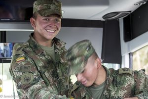 Junge Soldaten des kolumbianischen Militärs im Purace Nationalpark
