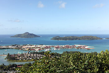 Blick über Eden Island und den Ste. Anne Marine National Park