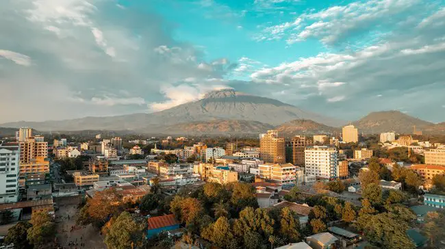 Blick über Arusha zum Kilimandscharo-Massiv