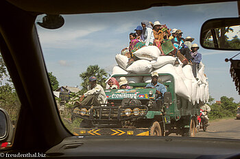 Gemischtwarentransporterbus zwischen Poipet und Siem Reap