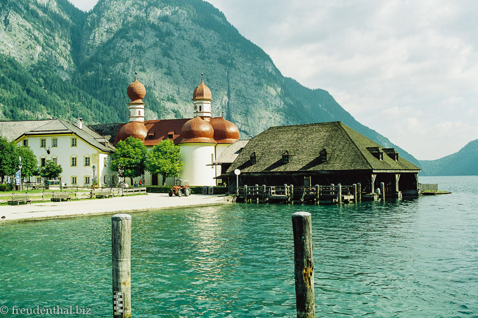 Aussicht über das grüne Wasser im Königssee zur Wallfahrtskirche Bartholomä im Berchtesgadener Land