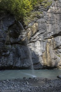 Hier plätschert der Wasserfall des Schräybachs in die Aare