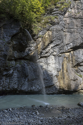 Hier plätschert der Wasserfall des Schräybachs in die Aare