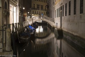 Spiegelungen im dunklen Kanal von Venedig