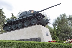 sowjetisches Befreiungsdenkmal mit dem legendären Panzer T-34