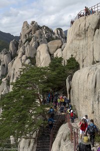 Treppen entlang der Steilseite des Ulsanbawi Felsen