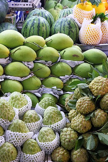Melonen, grüne Mangos und Zuckeräpfel auf dem Ban-Thanh-Markt