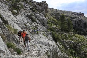 Wanderer auf dem Weg um den Puig Roig