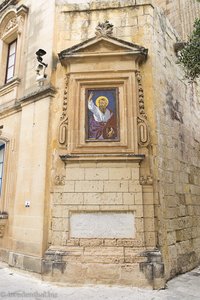 Heiligenbildnis an einer Gebäudeecke in Mdina