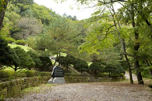 Grüner Park beim Sangwonsa Tempel