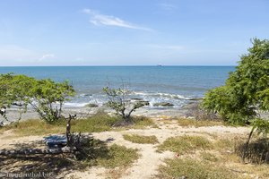 Strand am Flughafen von Santa Marta in Kolumbien