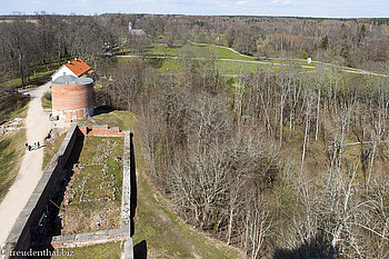Aussicht vom Hauptturm über den Volksliederpark zur Holzkirche von Turaida