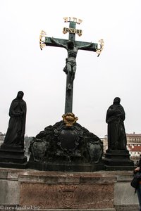 Kreuz auf der Karlsbrücke von Prag