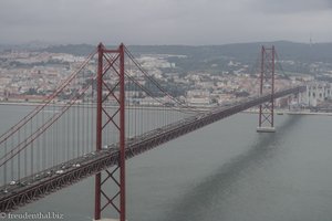 Blick auf die Brücke des 25. April - Ponte 25 da Abril
