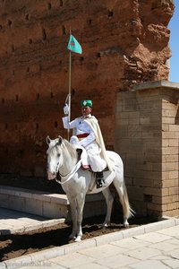 Wächter am Ausgang des Mausoleum von Rabat