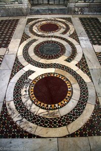 der Boden der Kirche überrascht mtit aufwändigen Mosaiken