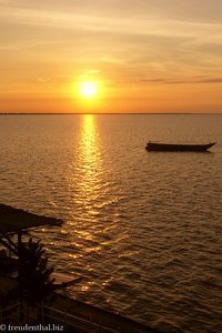 Ein romantischer Sonnenaufgang am Tonle Sap in Kambodscha.