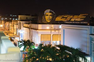 Ausblick auf Che Guevara vom Balkon des Te Quedaras in Cienfuegos