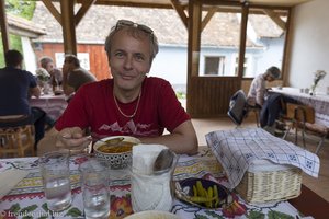 Lars bei einer deftigen Suppe im Cafe Artizanat von Viscri