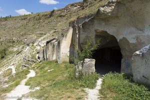 Eingang zu den Einsiedlerhöhlen nahe Trebujeni bei Orheiul Vechi in Moldawien.