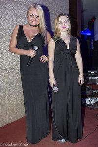 das ukrainische Gesangsduo A&N, Anna und Nathalie im Hilton Hotel Salalah