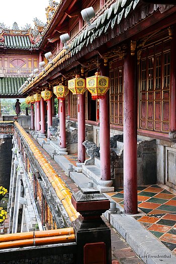 Kiến Trung Palast in der Verbotenen Stadt Hués Säulengang im Kiến Trung Palast in der Verbotenen Stadt Hués