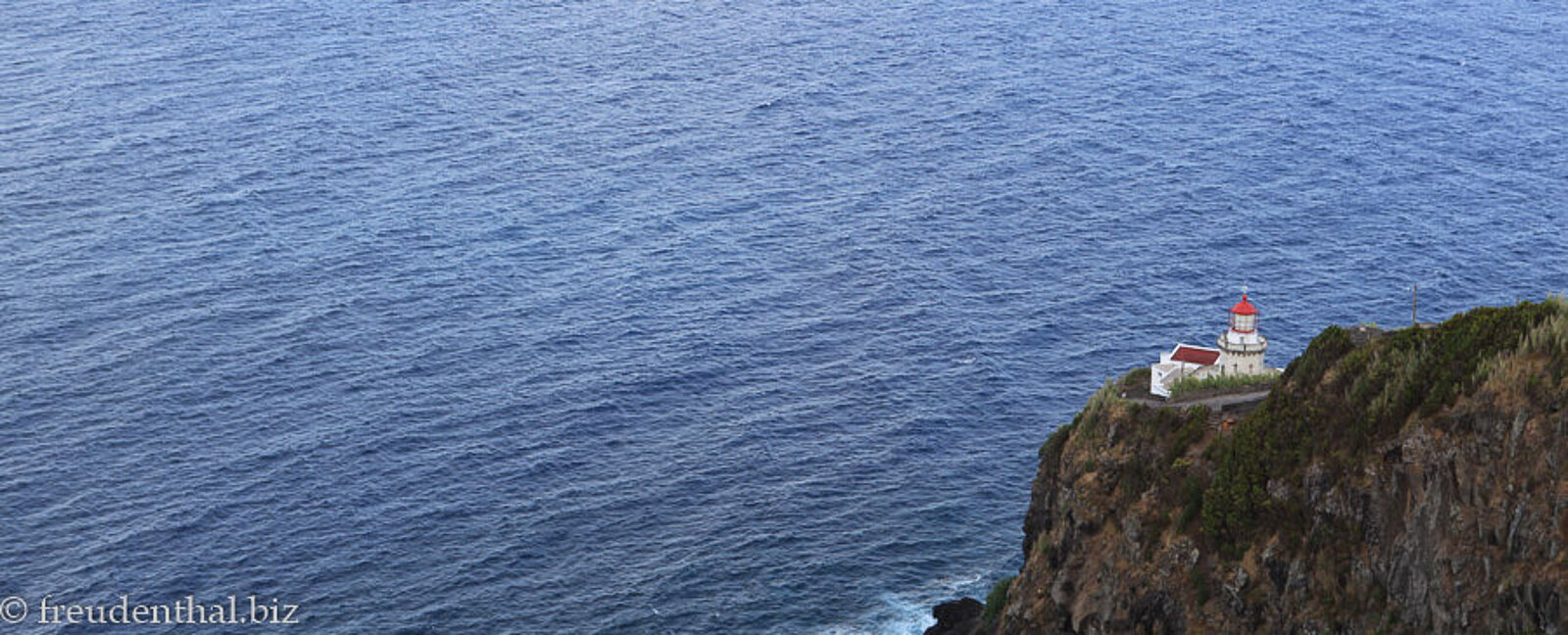 Leuchtturm von Arnel an der Steilküste der Azoreninsel São Miguel