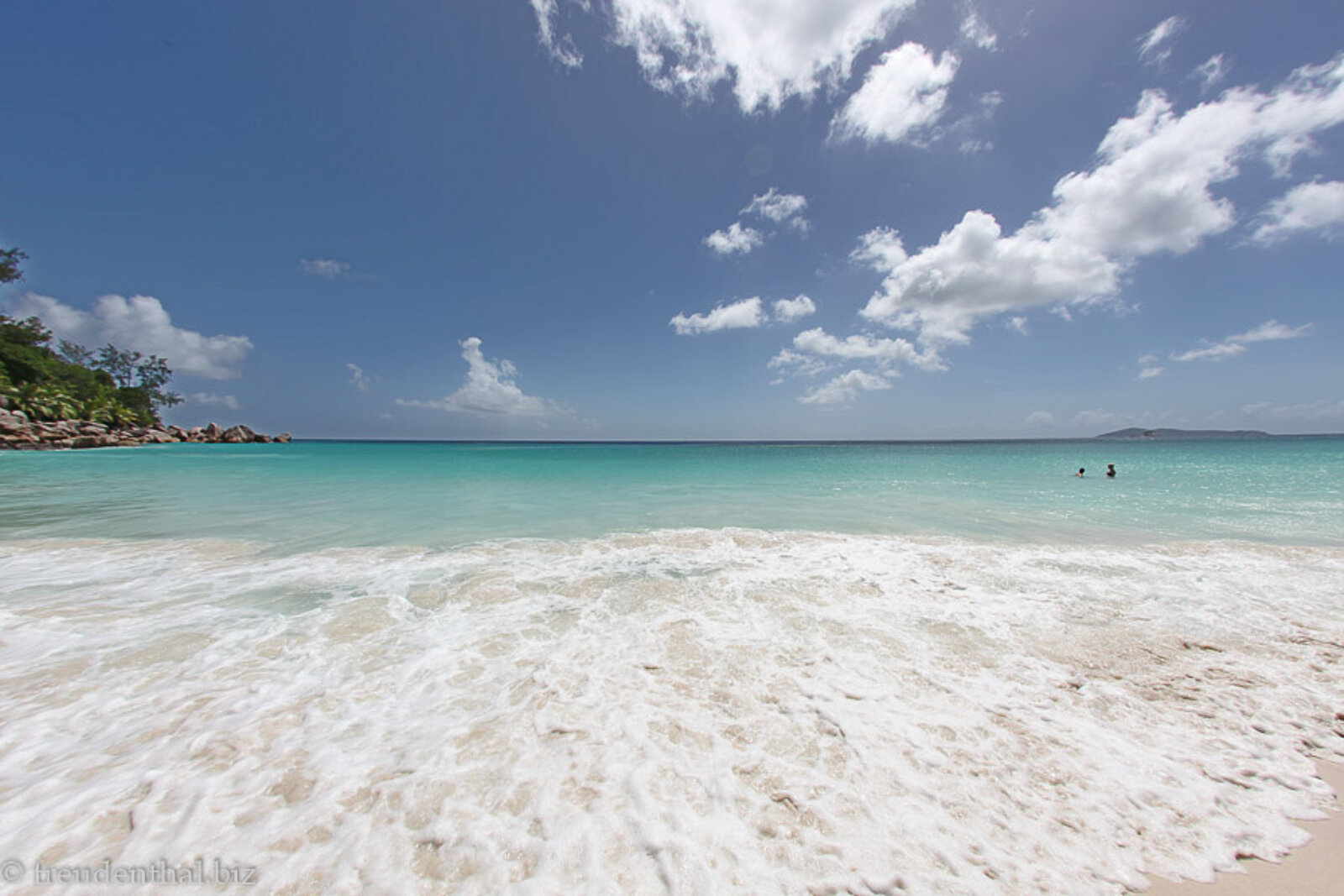 Traumstrand mit feinem Sand und blauen Wasser an der Anse Georgette auf der Seychellen-Insel Praslin