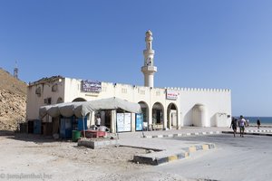kleiner Laden und Moschee von Mughsail im Oman