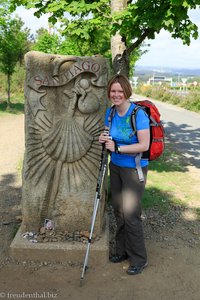 Anne beim Eingangsstein Santiago de Compostela