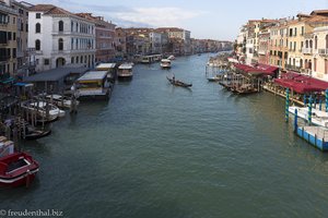 Aussicht auf den Canal Grande von der Rialtobrücke