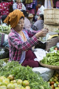 Verkäuferin auf dem Mani Sithu Market von Bagan