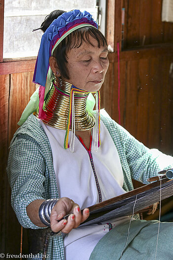 Langhalsfrau beim Kunsthandwerk auf dem Inle-See in Myanmar