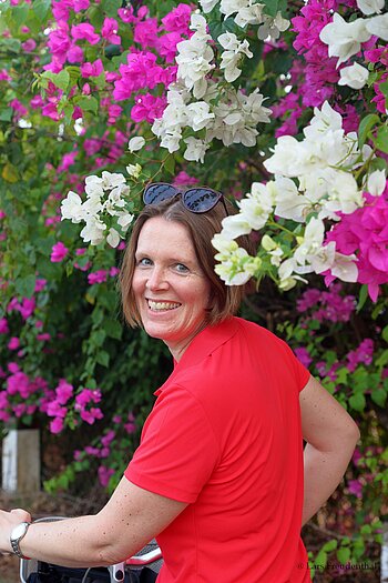Annette vor einer Bougainvillea auf An Bình
