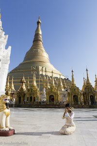 Gläubige oder Fotomodell in der Shwedagon-Pagode