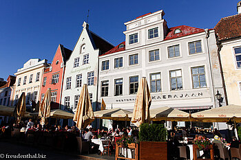 Tallinn - Restaurants vor Fassade aus der Hansezeit