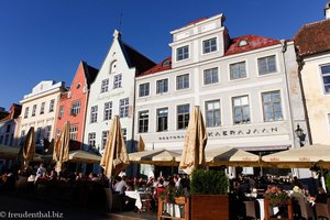 Tallinn - Restaurants vor Fassade aus der Hansezeit