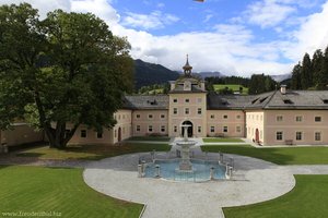 Blick in den Schlossgarten von Wolfsthurn 