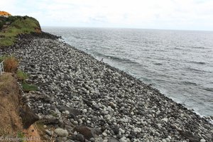 Kieselsteinstrand bei Rocha da Relva auf Sao Miguel