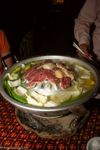Cambodia BBQ - ein Grill mit Suppenschale drum herum.